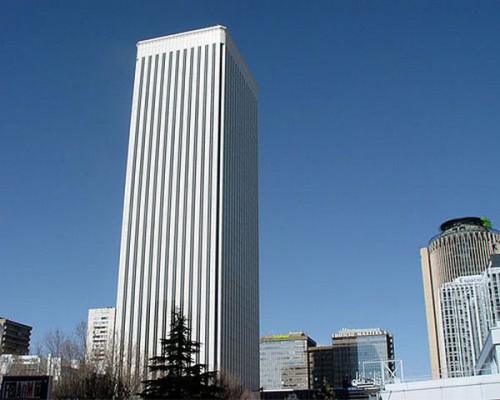 A.Ortega est propriétaire de cet immeuble, la Torre Picasso à Madrid. Prix: 390 millions d'euros.
