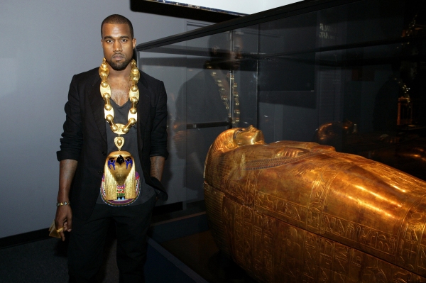 Kanye-West-Horus-chaine