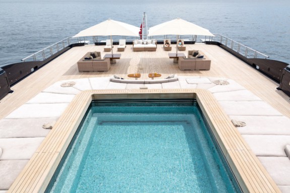 Luna-piscine-Yacht