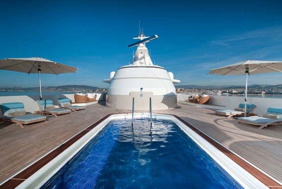 photo-piscine-boadicea-Reborn-Bernard-Tapie